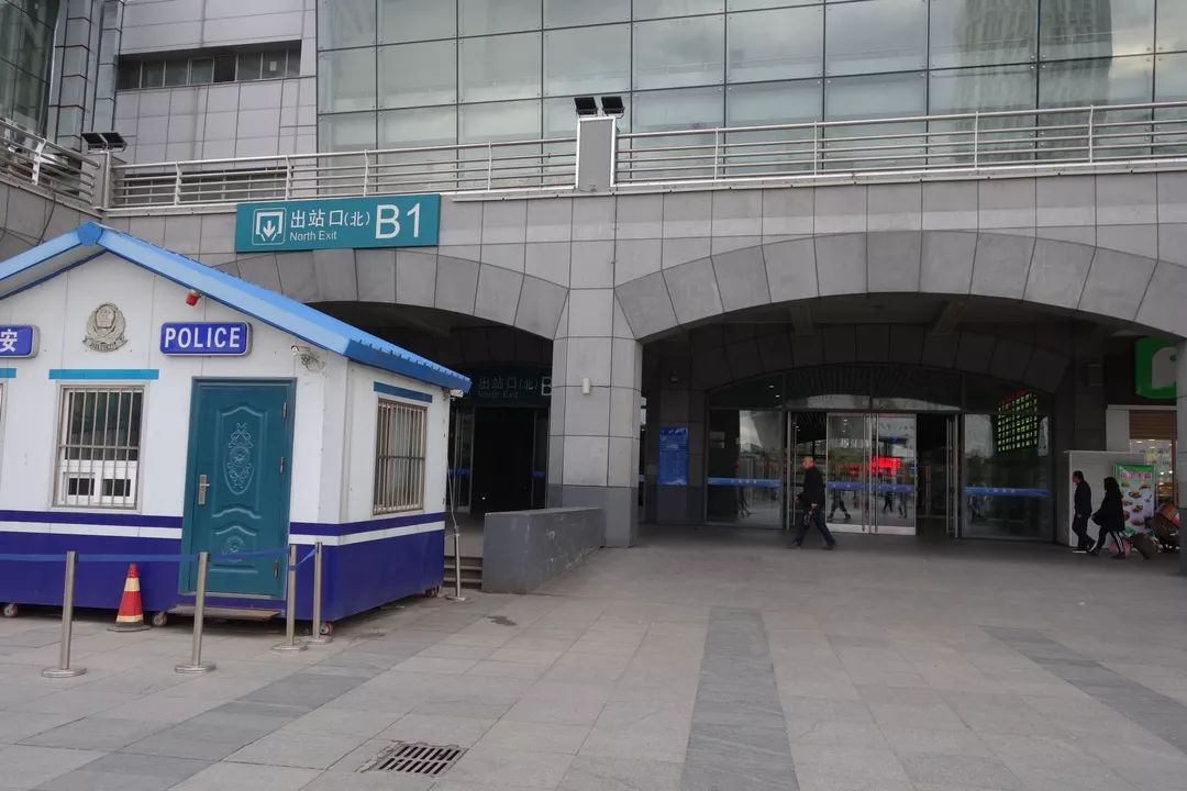 北1出站口还有个地上通道, 位于长春站北站房西侧, 16站台下车的旅客