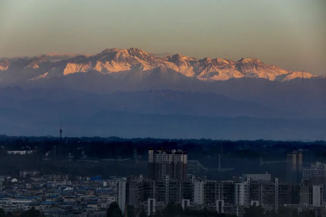 开门"见山"!今早成都蓝上线刷爆朋友圈,远处雪山集体露面!