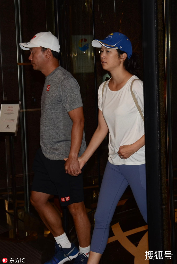 12 2018年10月9日,2018年上海网球大师赛场外,网坛名宿张德培与妻子