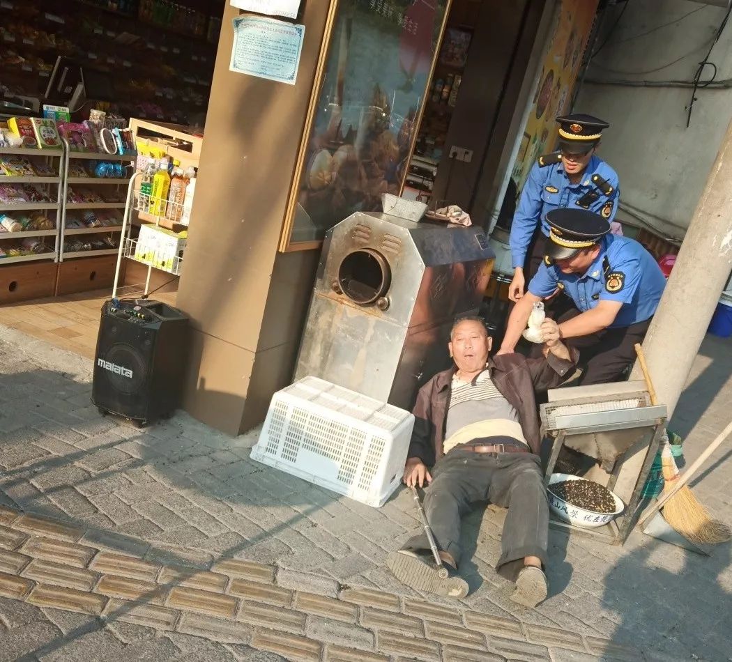南通城管执法过程中暴摔摆摊老人，民警回应：老人已送医_哔哩哔哩_bilibili