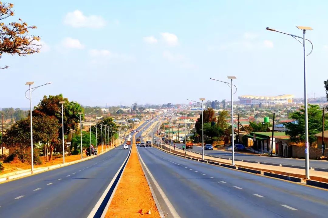 到目前为止,赞比亚首都卢萨卡道路总长70公里城市主干道通过湖南