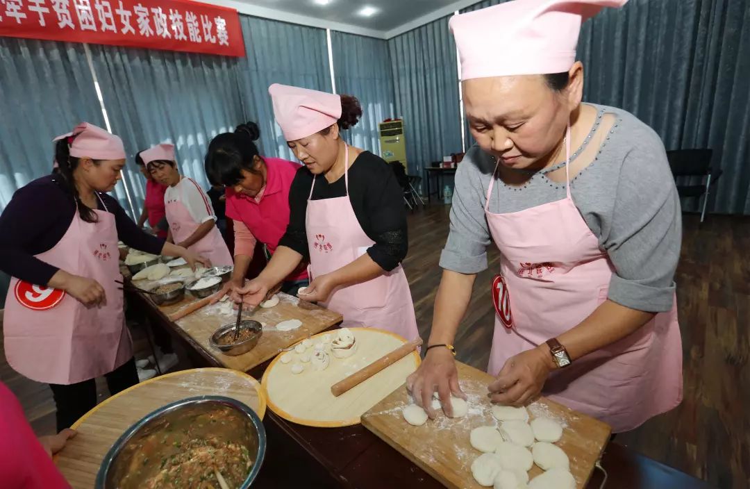 姐妹手拉手巾帼脱贫快步走淮北皖嫂牵手贫困妇女开展家政服务技能大