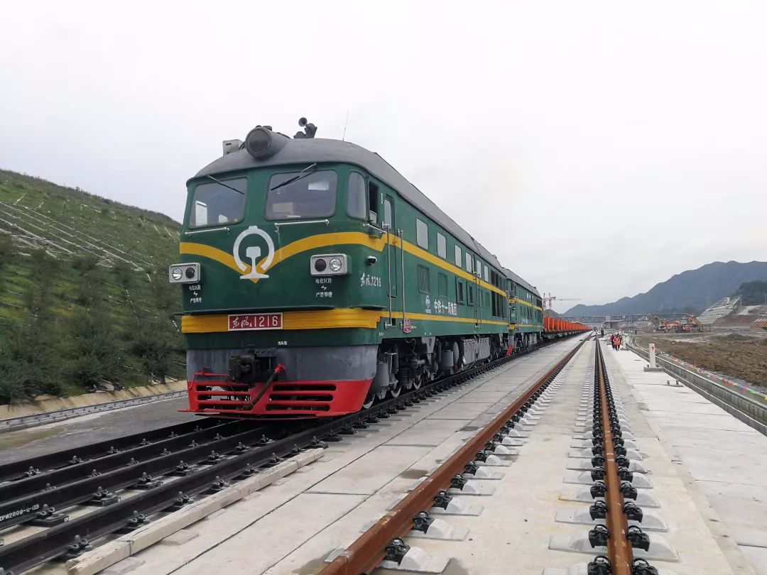 成贵铁路云贵段在毕节正式开始铺轨,预计2019年就可以