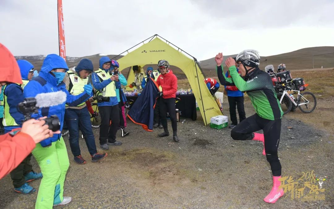 丽江风神廖海森在补给点即兴跳起了舞