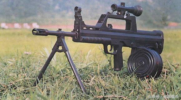 8毫米轻机枪是95式班用枪族中的轻机枪,它与95式自动步枪构成班用枪族