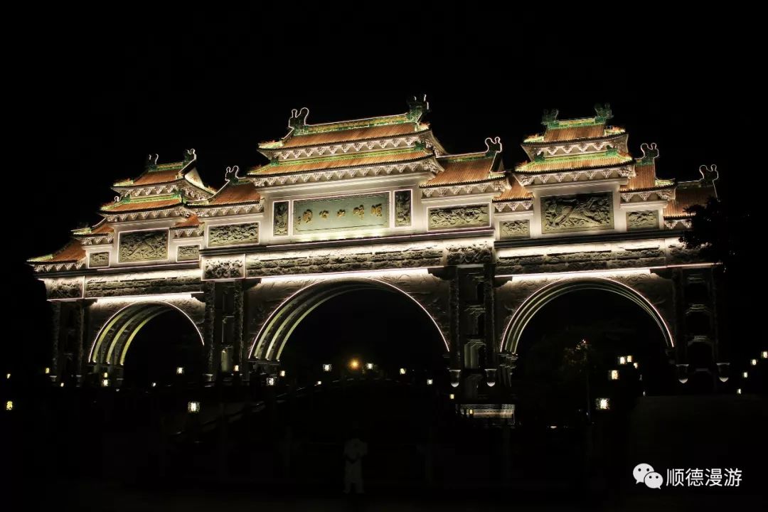 顺峰山公园喷雾灯光夜景