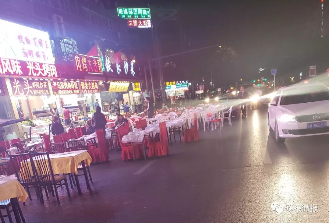 明察暗访|餐桌"占领"马路 食客与车辆争道 东新街夜市摊点经营乱象