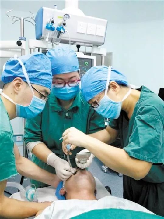 全麻手术前,麻醉医生在为患者做麻醉诱导和气管插管.