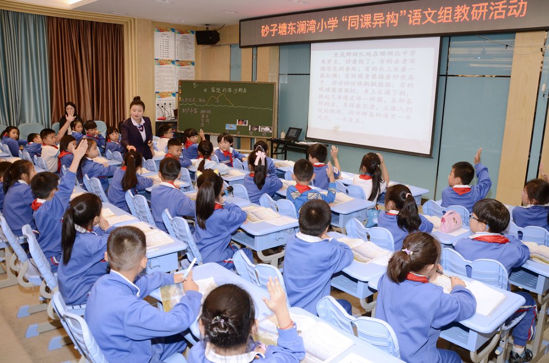 陈颖老师亲切地和学生交流