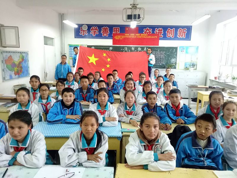 博湖县中学少先队员与国旗合影焉耆县一小少先大队焉耆县一小学生与