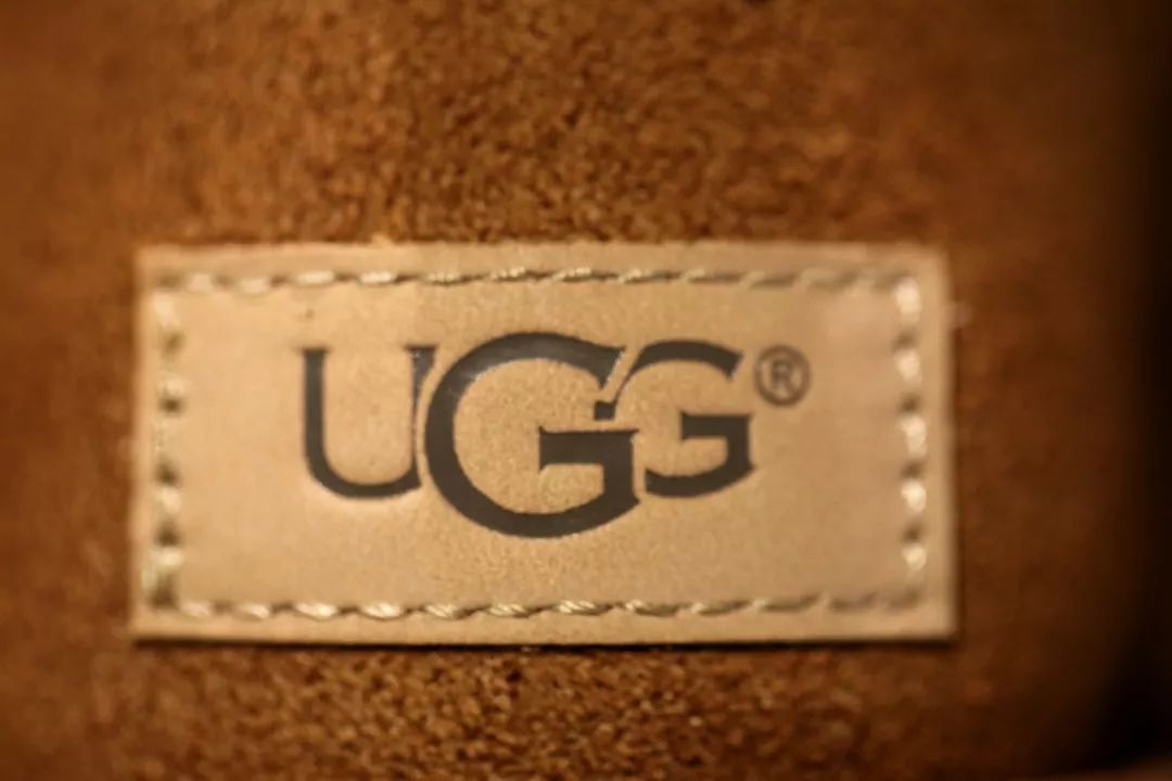 后跟处标注性 ugg logo,成为了 ugg 雪地靴经典的设计理念.