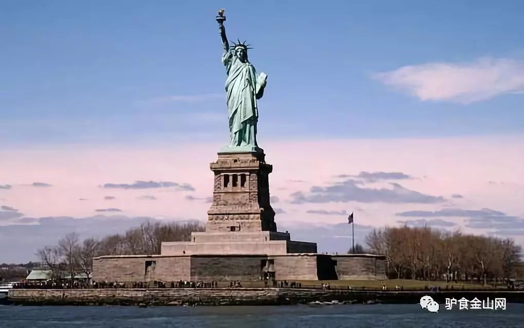 早餐后, 前往曼哈顿市区,您参加乘船参观美国地标性建筑  自由女神像>