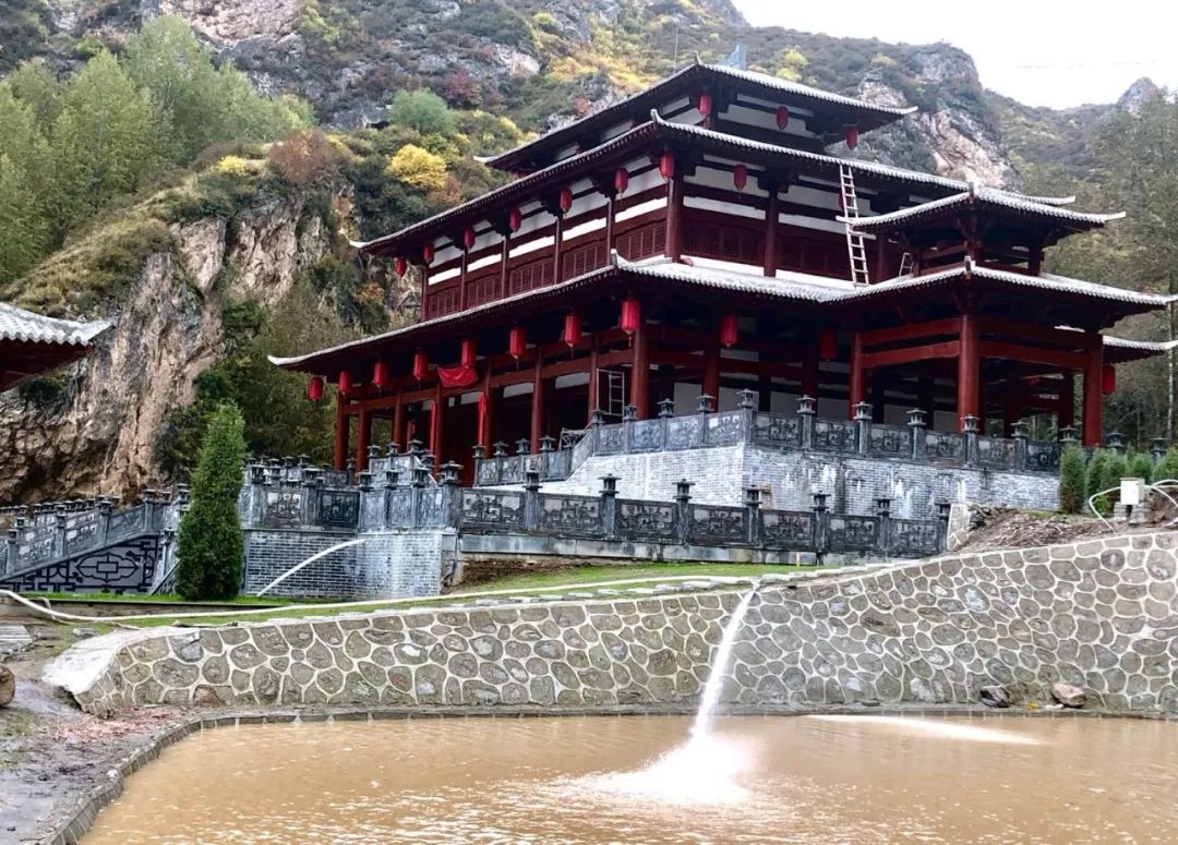 青藏高原野生动物园菊花展以及地处环西宁旅游圈内平安驿袁家村等景点