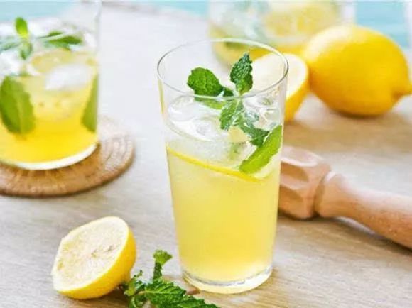 柠檬蜂蜜水这种饮料会增加胃酸分泌和胆汁分泌,它们促进了食物原料的