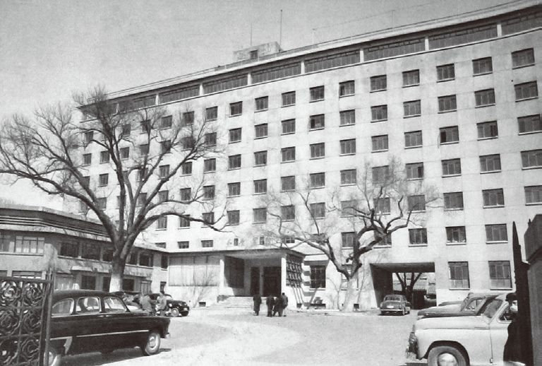 和平宾馆竣工后,1952年1951年底,建筑已施工到第6层,但主体建筑发现