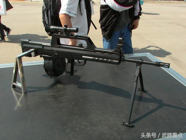 8毫米轻机枪是95式班用枪族中的轻机枪,它与95式自动步枪构成班用枪族