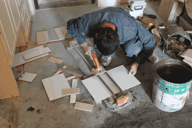东鹏瓷砖装修公开课看经济半小时里的网红泥瓦工怎么铺贴瓷砖