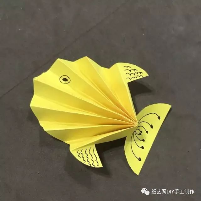 4 立体折纸小鱼 画上眼睛和鱼鳞.