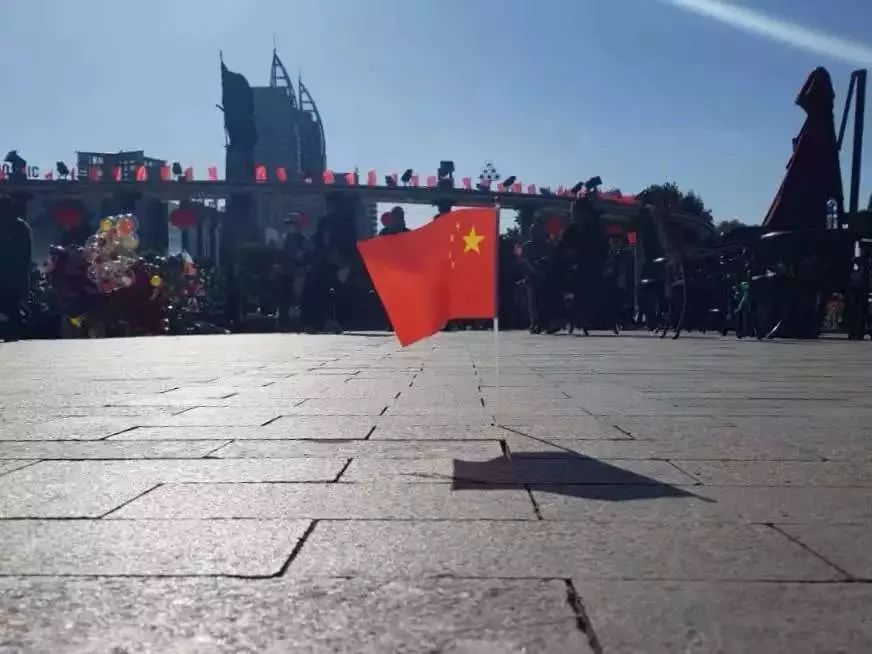 china-wu:列车员姐姐邀请小太阳与国旗合影,祝福祖国繁俨昌盛!