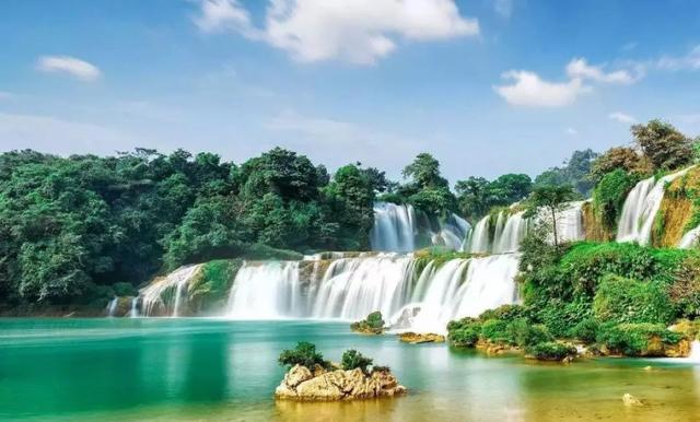 德天瀑布位于广西崇左市大新县硕龙乡德天村,与越南处的