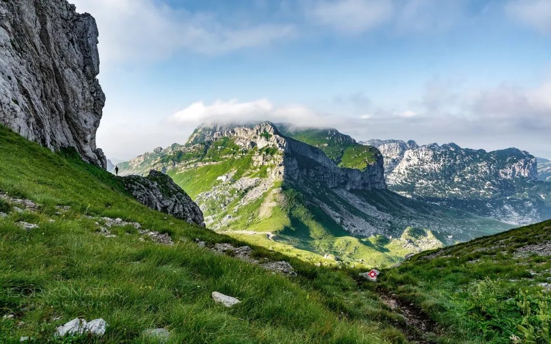 无论在黑山语(crna gora)还是英语(montenegro)中,这个位于西巴尔干