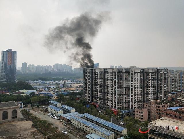 他说,着火住宅为汇景上层6栋9楼902住宅,该住宅是一个复式住宅,火势不