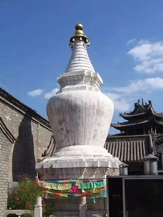 在台怀镇塔院寺内,有一个小佛塔称为"文殊发塔",其由来特别殊胜,深受