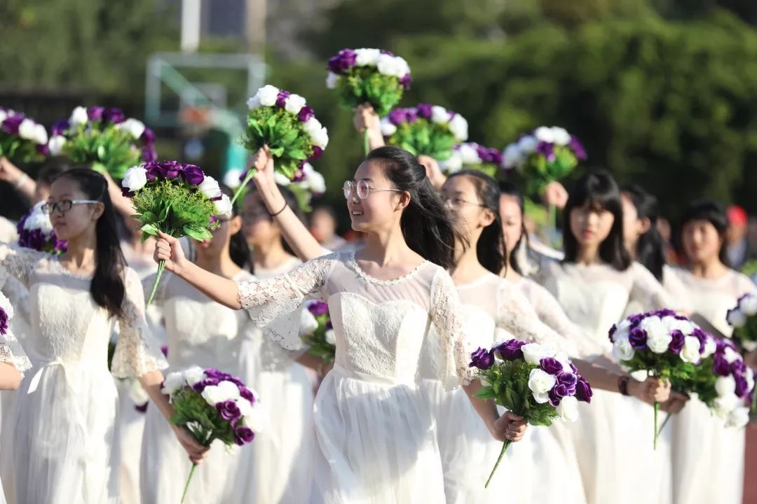 鼓号队英姿飒爽,蓬勃向上,奏响了激越昂扬的青春舞曲!