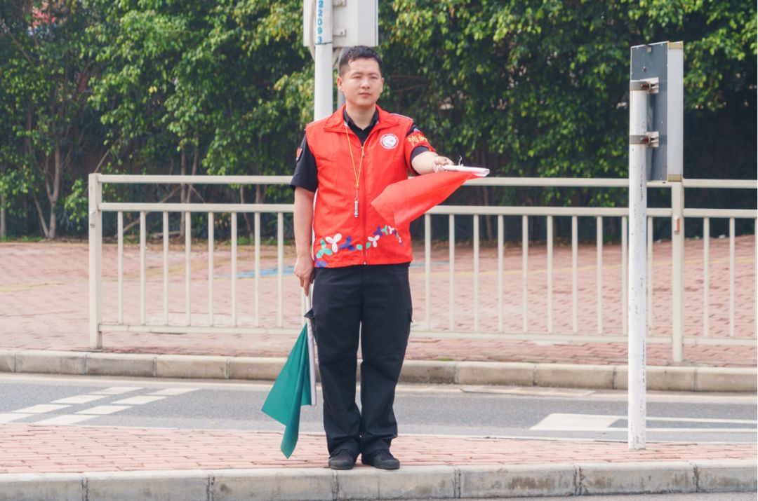 27作者:邹碧雄沙井街道大暴雨后马路积水严重,应急民兵护送市民.