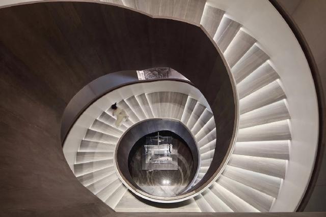 圆弧形楼梯是如何设计施工才能美观又节省空间