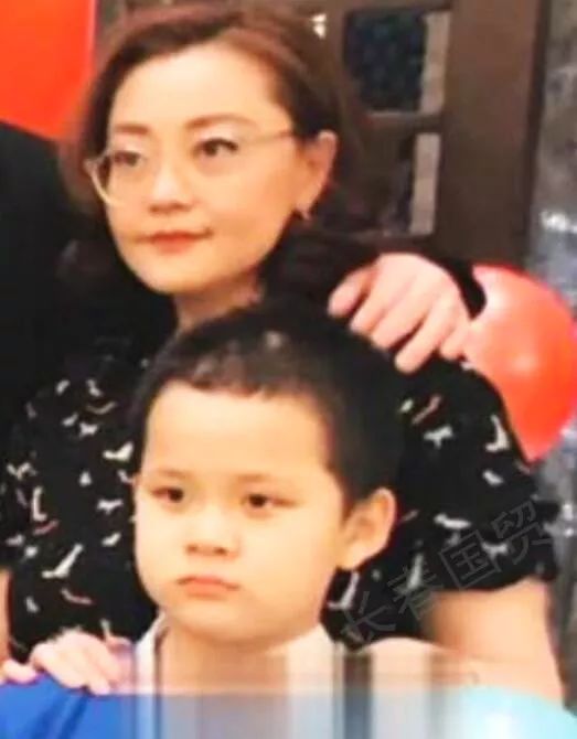 王刚的女儿和儿子合影照曝光姐弟相差30岁