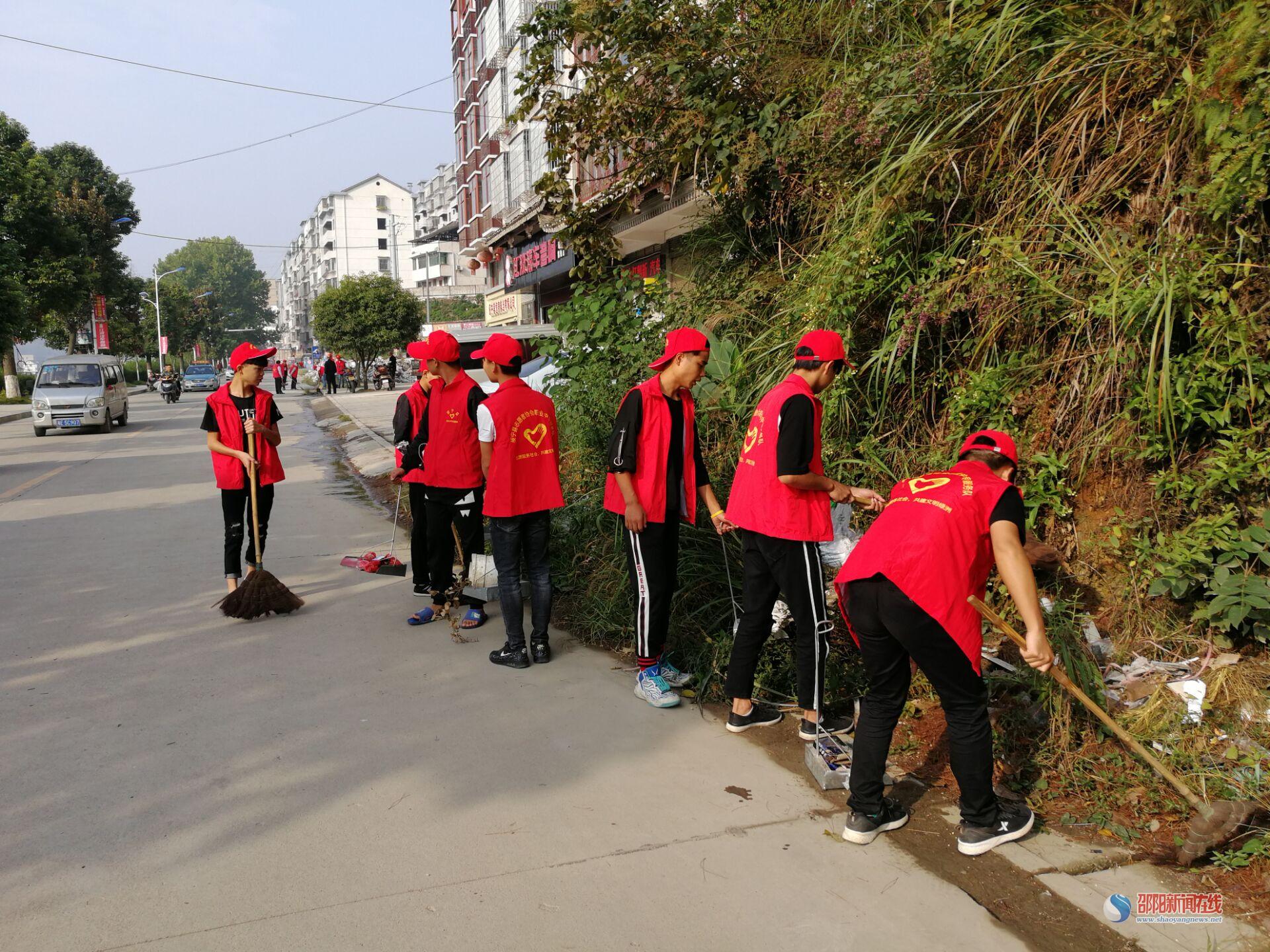 绥宁县志愿者走向街头大扫除