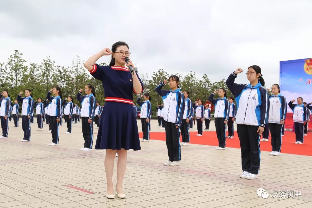 园丁风采静候花开的园丁记汉滨初中青年教师史璇