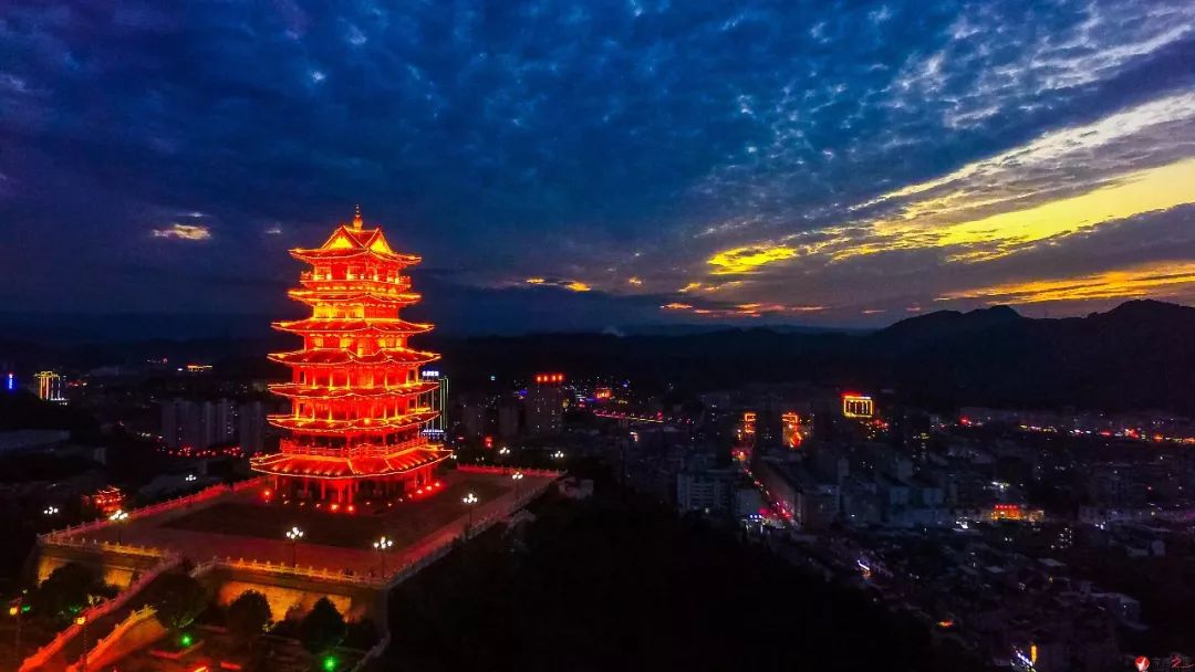 塔内建筑面积2100平方米,为商南历史傅物馆,展示商南历史史迹及珍藏