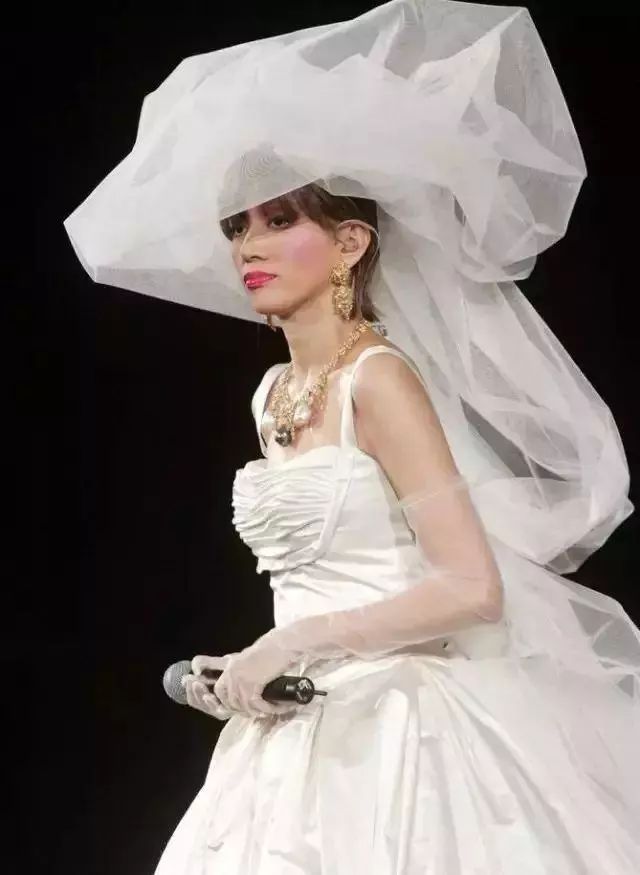 梅艳芳生前最后一场演唱会上穿着婚纱的独白，看到泪崩