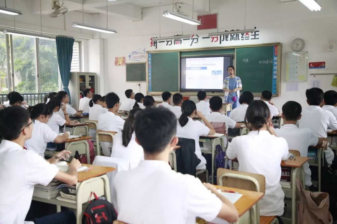 汇报工作督学向学校行政了解了课程开设,课堂教学等学校教学工作情况