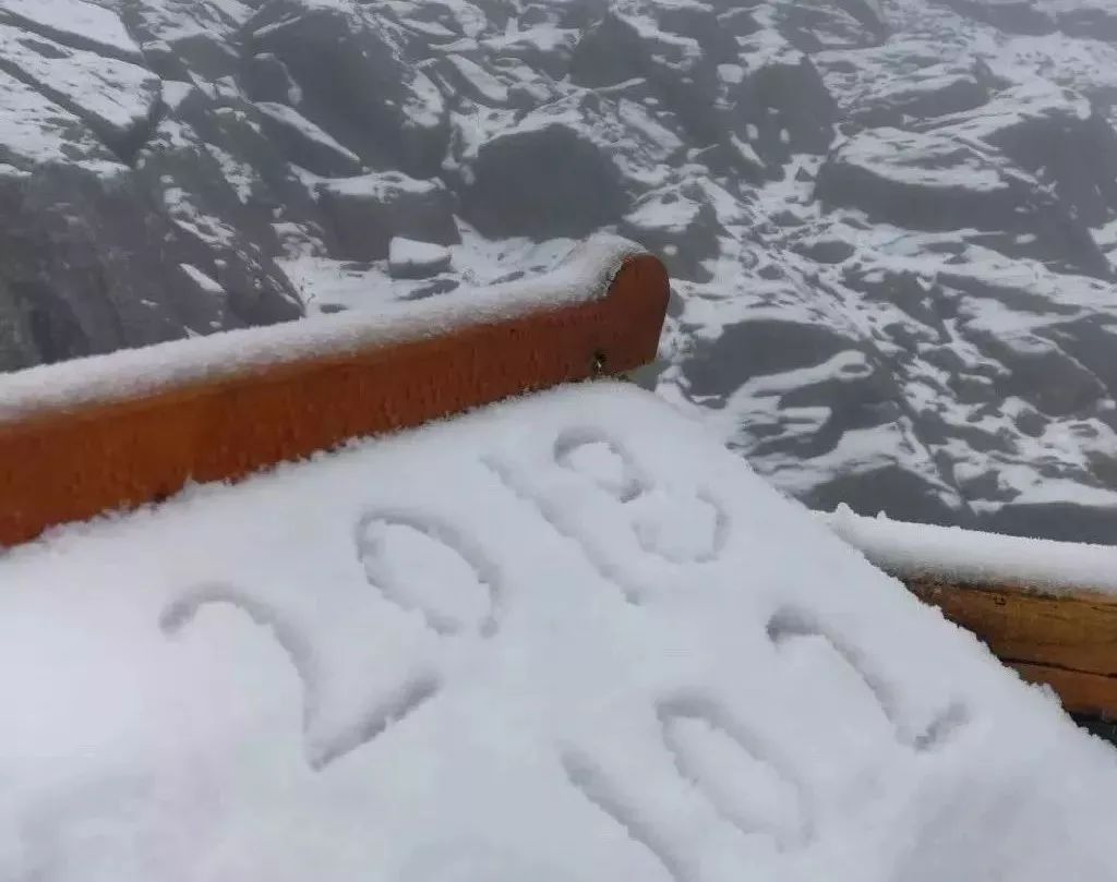 微信朋友圈发来的雪景 作为云南雪景"担当"的玉龙雪山, 前几天也下雪