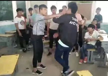 震惊某学校再现暴力事件一男生遭多名同学围殴
