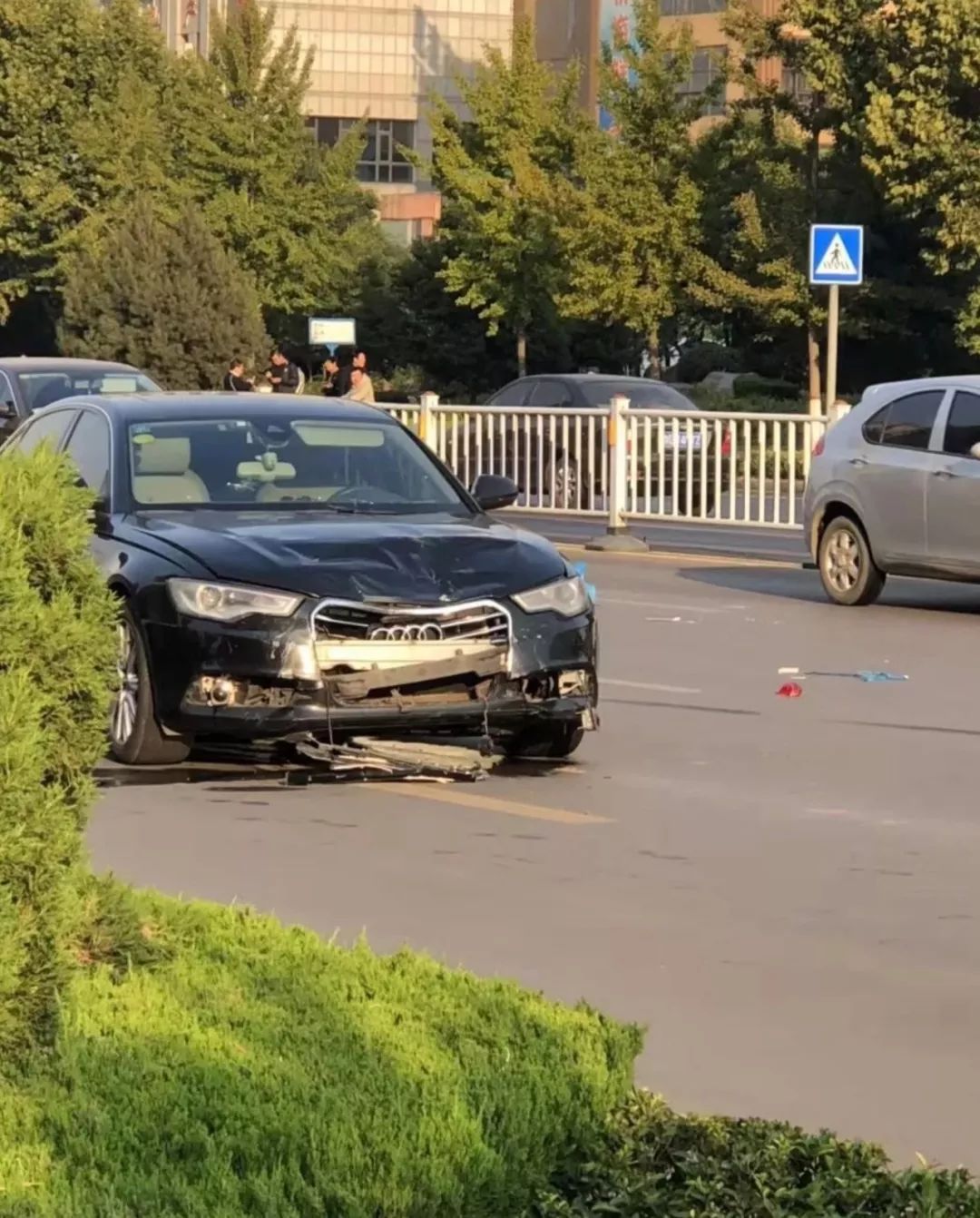 【事故】早上六点光明路舜天国际路口一辆奥迪车出现车祸.