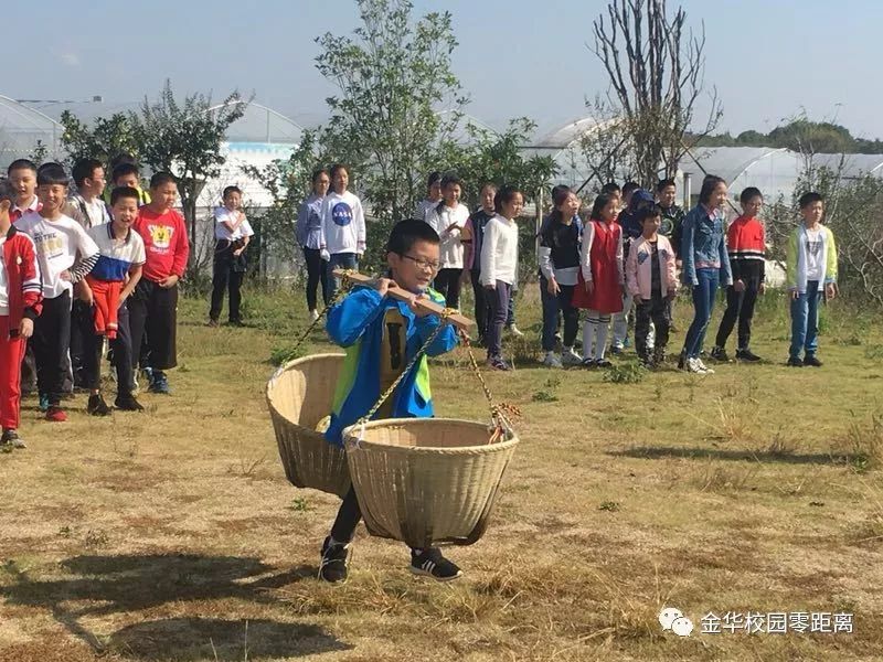 农民伯伯挑扁担看起来毫不费劲,原来这是有技巧的,要保持装着白菜的