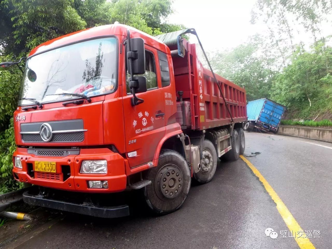 区省道208线发生一起雨天大货车打滑甩尾撞上对向小货车的交通事故