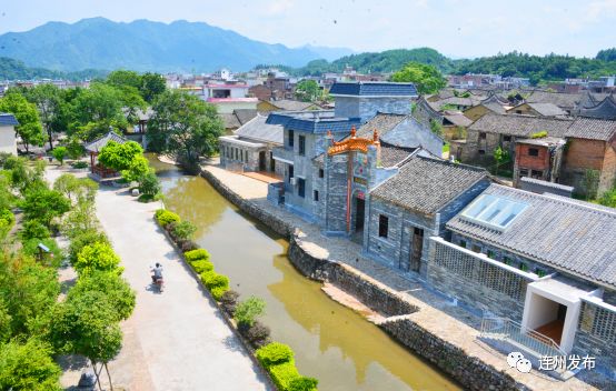 坊内的广场,流水带着风车转,亭台映着楼阁,小桥横架池塘,让人如同