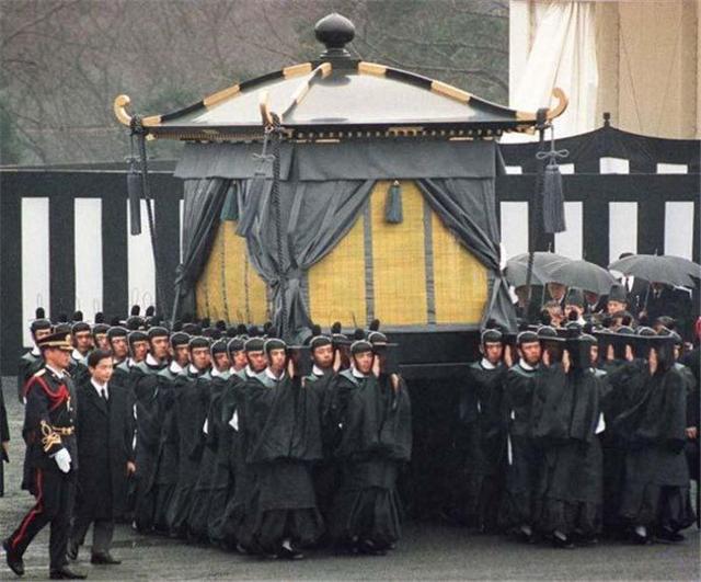 直击裕仁天皇葬礼:规模堪比皇帝葬礼,百人为他抬棺,百万人送行