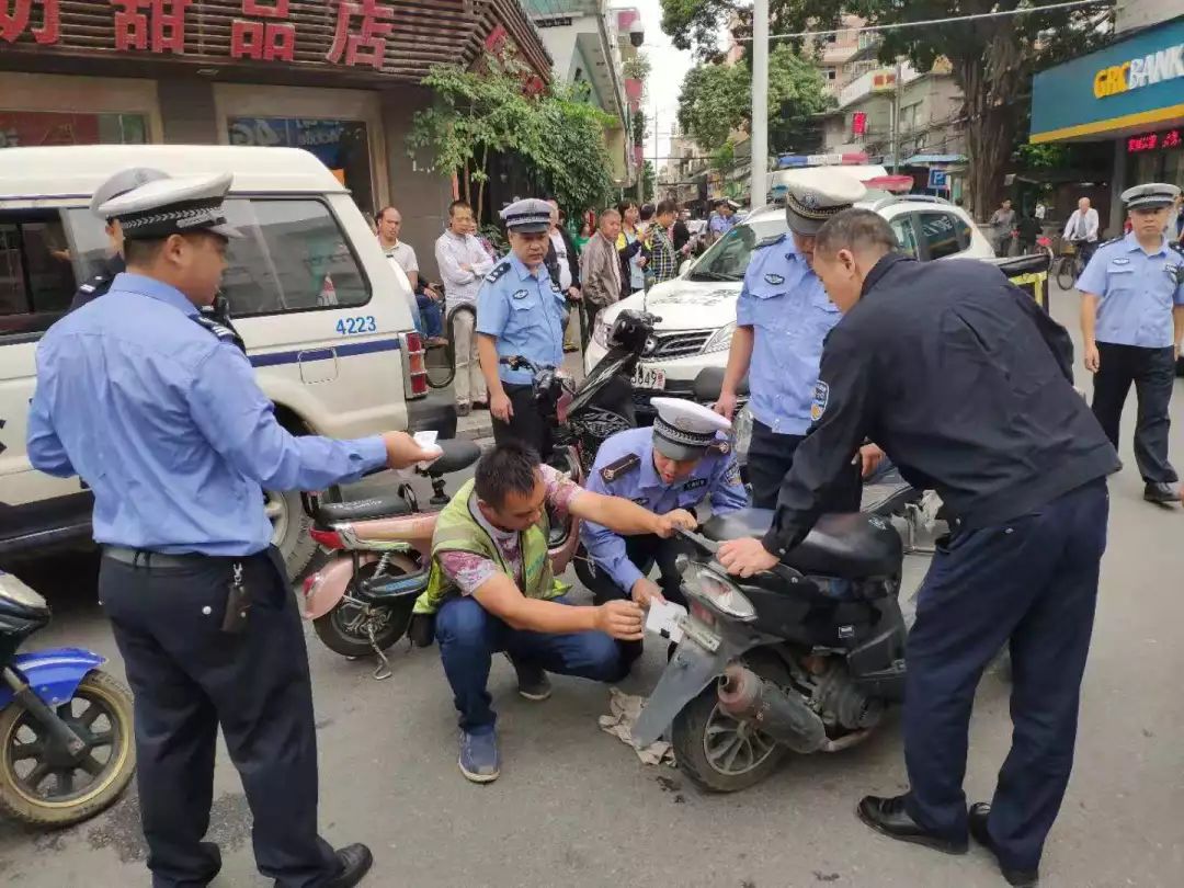 有3名摩托车驾驶人因 无证驾驶被执法人员带上了警车,另有一名阿叔