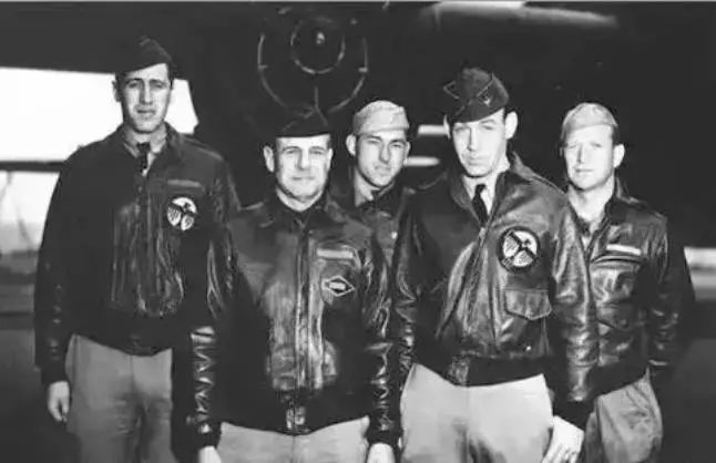 飞行员夹克源自一战时期美国空军防风保暖的重型飞行皮夹克,完全是