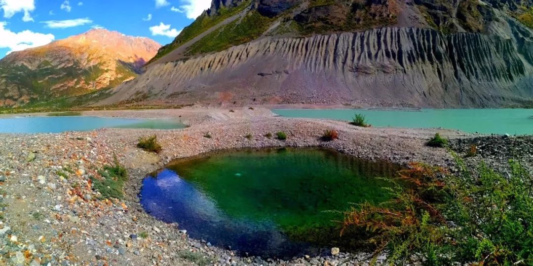 西藏昌都地区边坝县普玉一村境内有自治区级景区"三色湖"三色湖"又