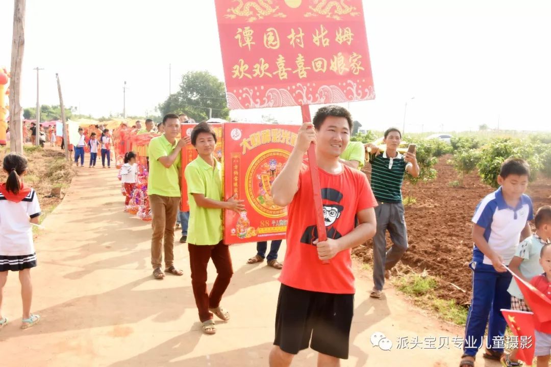 头条徐闻县迈陈镇谭园村外嫁女回到娘家探亲与村民共聚亲情