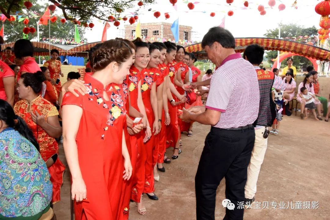 头条徐闻县迈陈镇谭园村外嫁女回到娘家探亲与村民共聚亲情