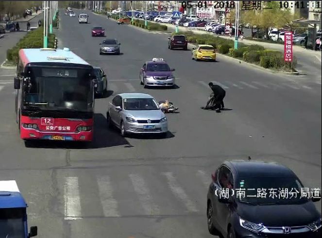 让胡路丨摩托车转弯被撞 皮卡车肇事逃逸致人死亡