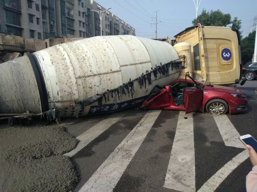 衡阳白沙洲一搅拌车侧翻压扁小轿车,车内两人被及时救出